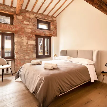 River Cross Apartment *