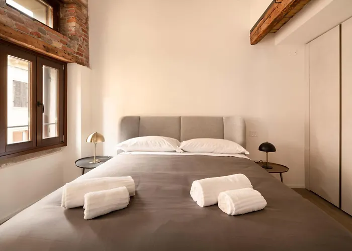 Apartment River Cross *